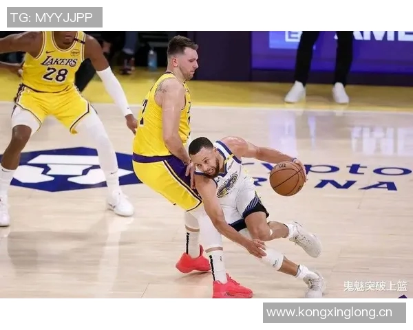 东契奇神勇表现三分球与突破上篮齐发力已砍下23分助球队争胜 东契奇神勇表现三分球与突破上篮齐发力已砍下23分助球队争胜