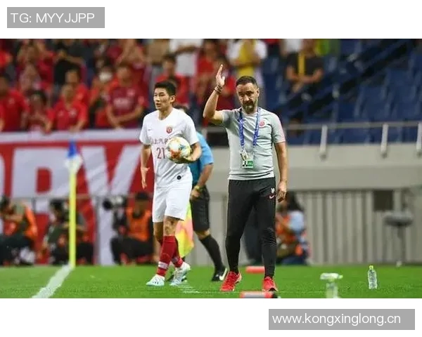 米兰2526赛季全家福揭晓阿莱格里与莫德里奇同框引热议