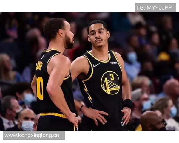 库里赛后与普尔和卢尼深情拥抱展现勇士团队精神永远的家人情谊