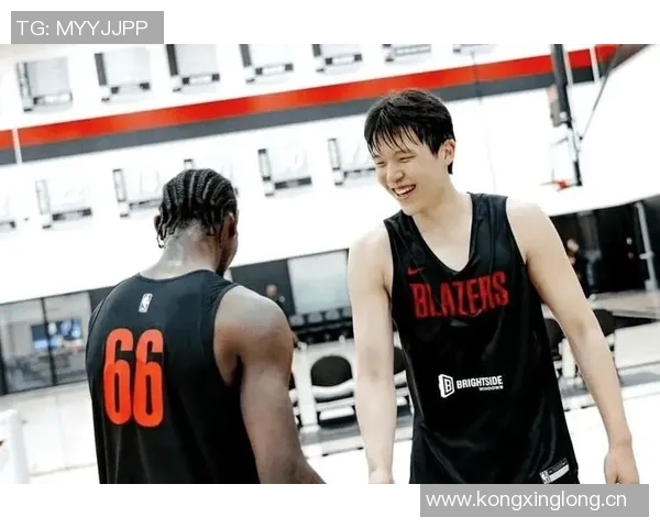 杨瀚森与奥登同框合影分享小圣诞树装饰喜悦时刻即将迎接12月的到来