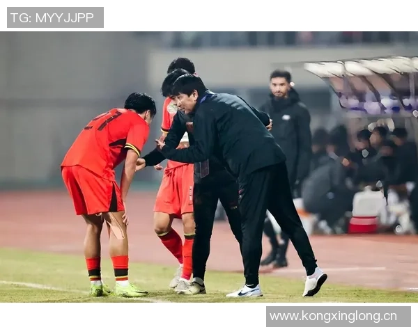 多特球员与教练对漏判点球提出质疑主裁回应拉扯轻微且无效